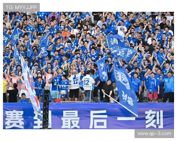 扔掉小马扎!跨省球迷夜奔 300 公里 “潜入” 苏超现场(1) 扔掉小马扎!跨省球迷夜奔 300 公里 “潜入” 苏超现场(1)