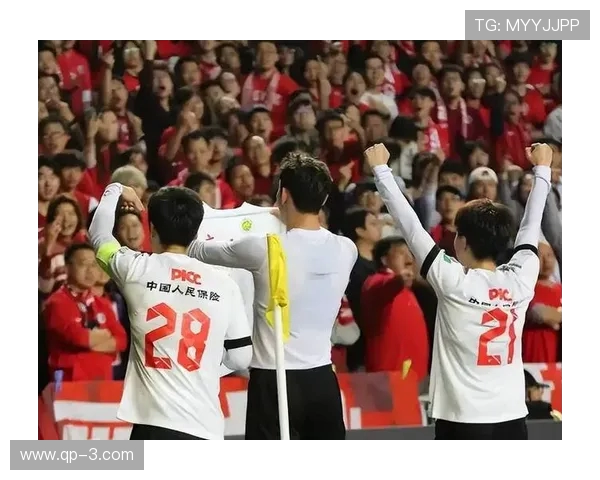 重庆国脚赛后饮酒风波：职业边界争议与舆论撕裂(2)